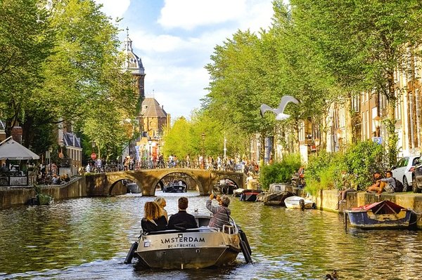 Quelles sont les aventures qui attendent les touristes à Amsterdam ?